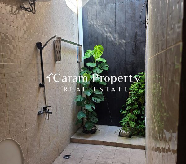 Warm House for Lease in Sesetan With Pool!