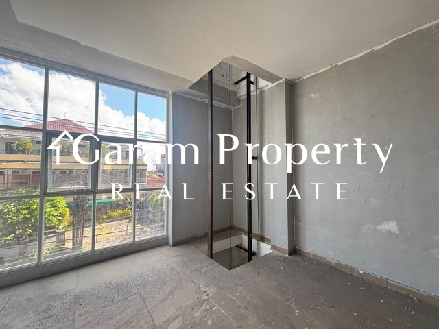 Strategic Commercial Building for Sale in Sidakarya!