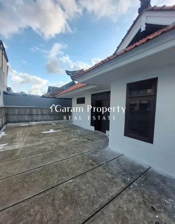 Cozy House for Sale in Gatot Subroto Barat!