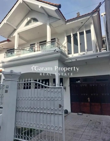 Cozy House for Sale in Gatot Subroto Barat!