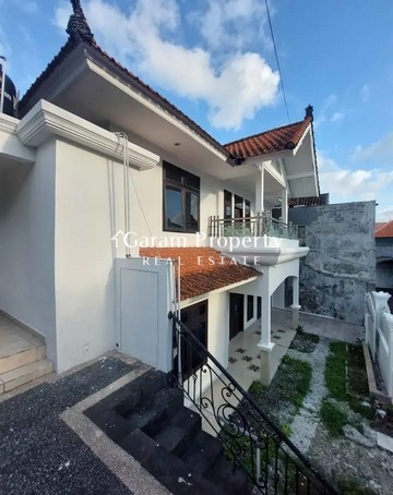 Cozy House for Sale in Gatot Subroto Barat!