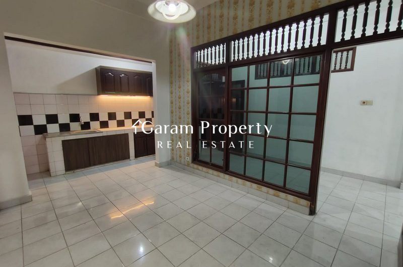 Strategic House for Lease in Gatot Subroto Timur!